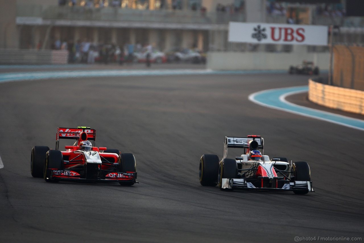 GP ABU DHABI, 13.11.2011- Gara, Jerome D'Ambrosio (BEL), Marussia Virgin Racing VR-02 e Daniel Ricciardo (AUS), HRT Formula One Team 