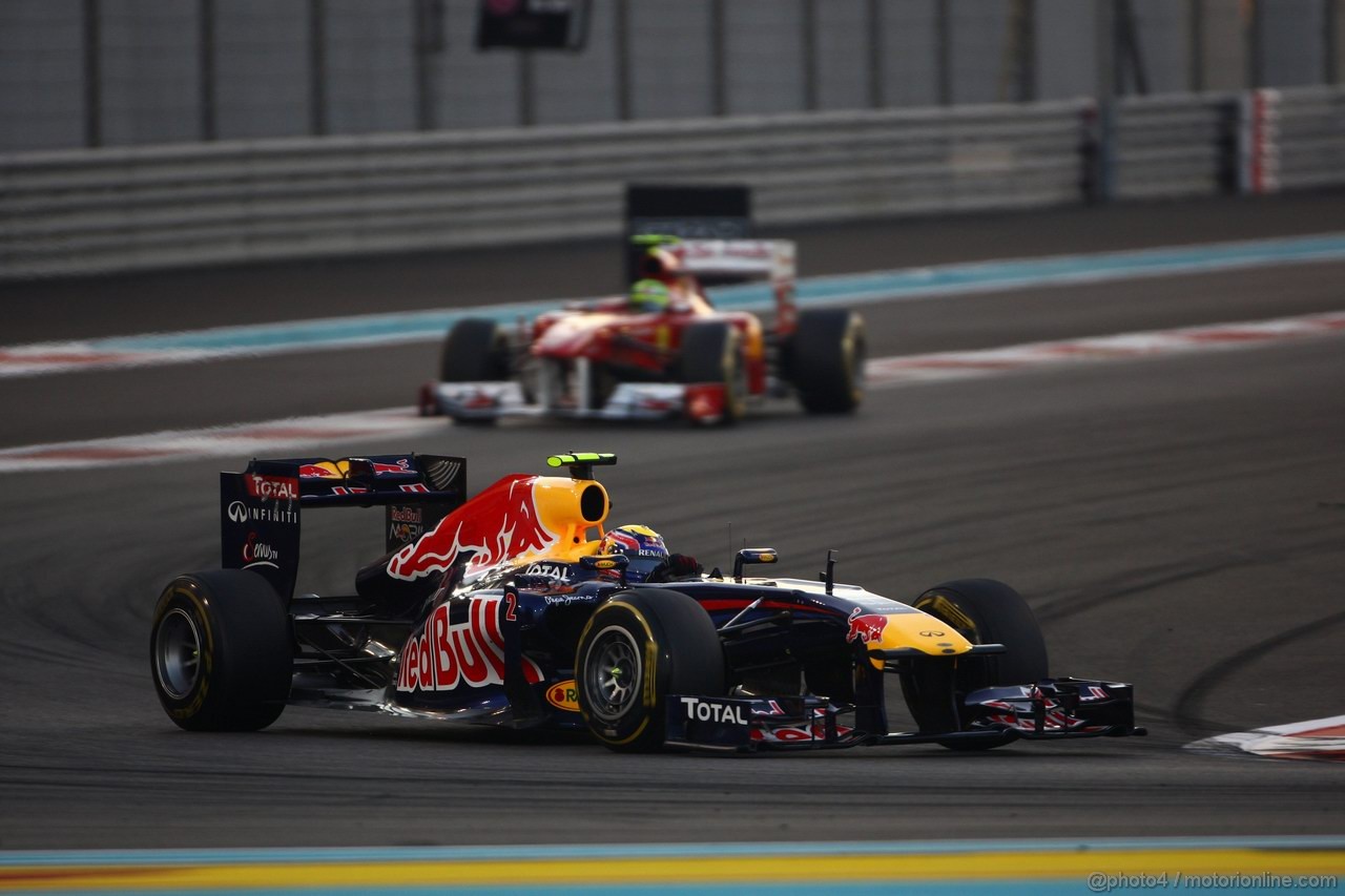GP ABU DHABI, 13.11.2011- Gara, Mark Webber (AUS), Red Bull Racing, RB7 davanti a Felipe Massa (BRA), Ferrari, F-150 Italia