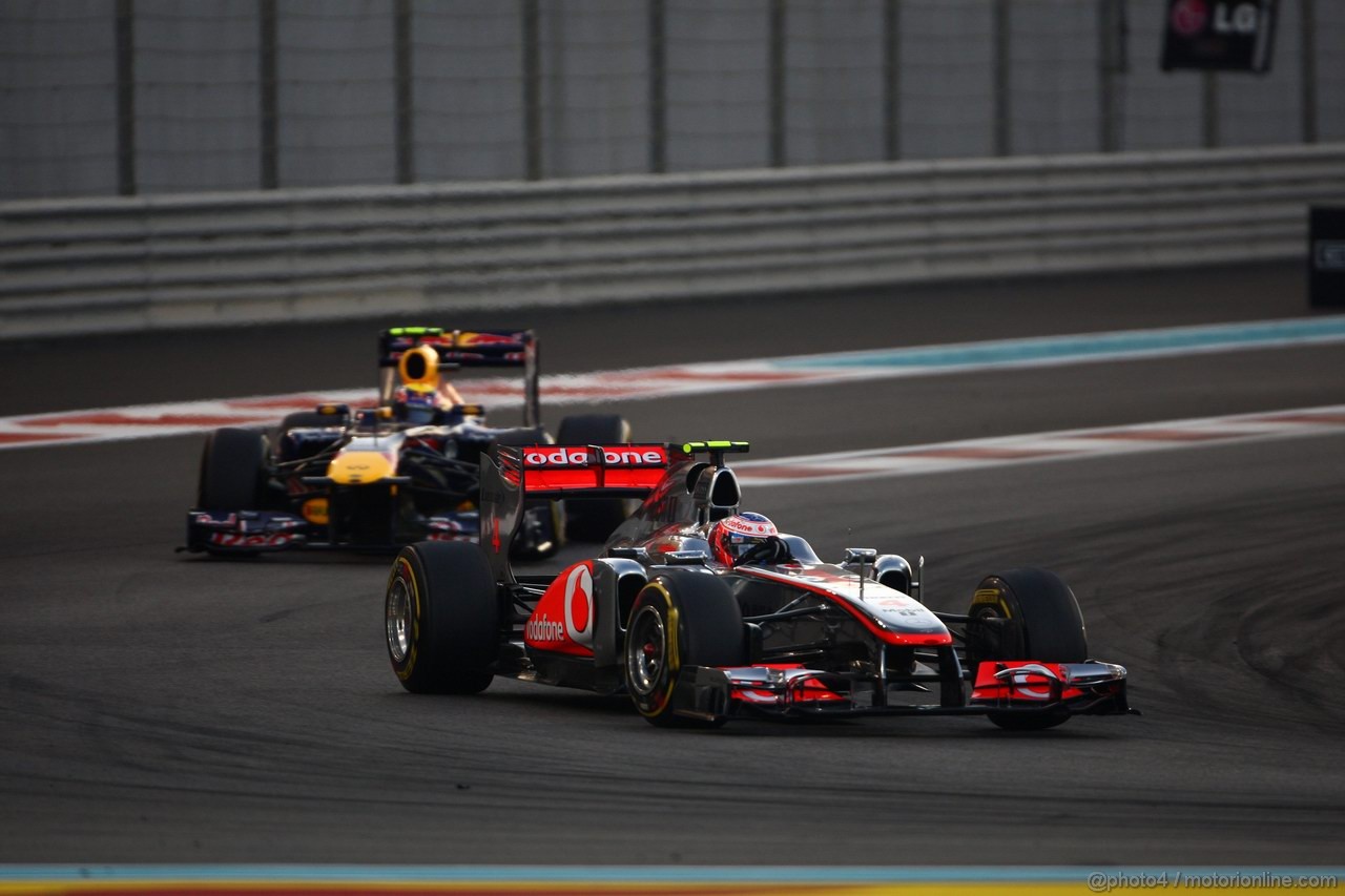GP ABU DHABI, 13.11.2011- Gara, Jenson Button (GBR), McLaren  Mercedes, MP4-26 davanti a Mark Webber (AUS), Red Bull Racing, RB7 