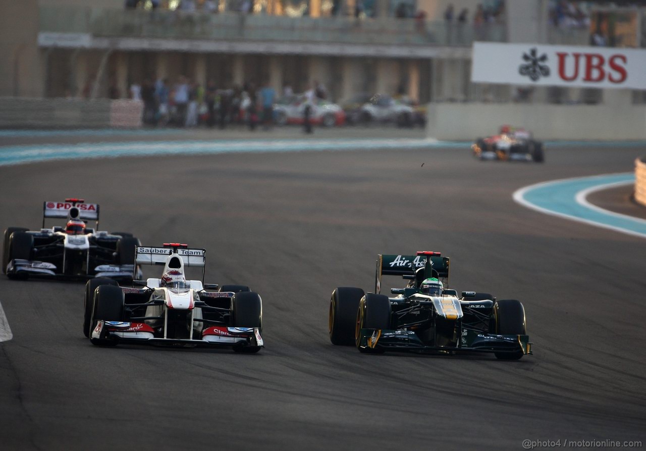 GP ABU DHABI, 13.11.2011- Gara, Kamui Kobayashi (JAP), Sauber F1 Team C30 e Heikki Kovalainen (FIN), Team Lotus, TL11 