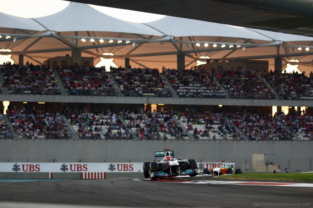 GP ABU DHABI, 13.11.2011- Gara, Michael Schumacher (GER), Mercedes GP Petronas F1 Team, MGP W02 davanti a Adrian Sutil (GER), Force India F1 Team, VJM04