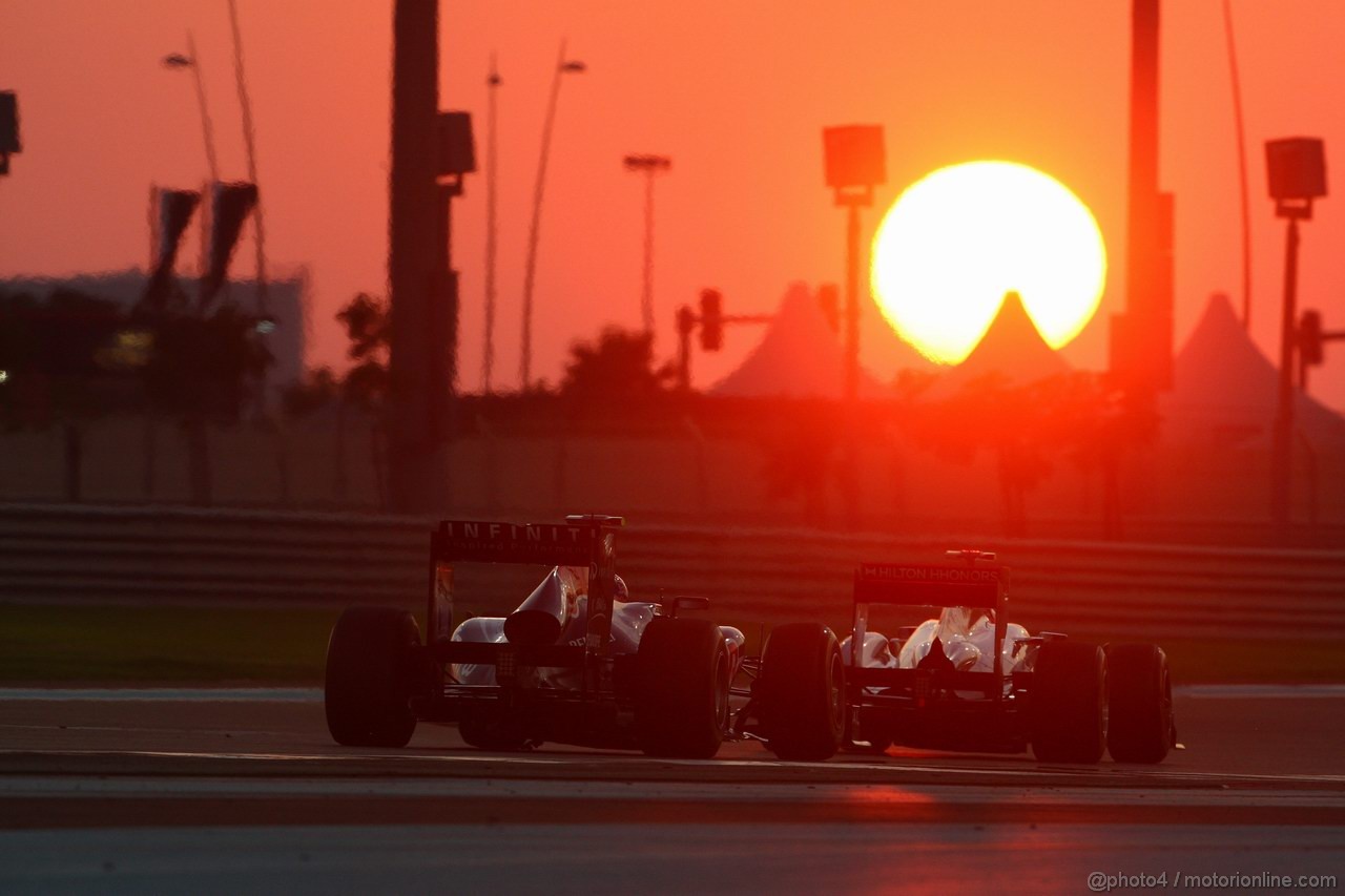 GP ABU DHABI, 13.11.2011- Gara, Mark Webber (AUS), Red Bull Racing, RB7 e Jenson Button (GBR), McLaren Mercedes, MP4-26