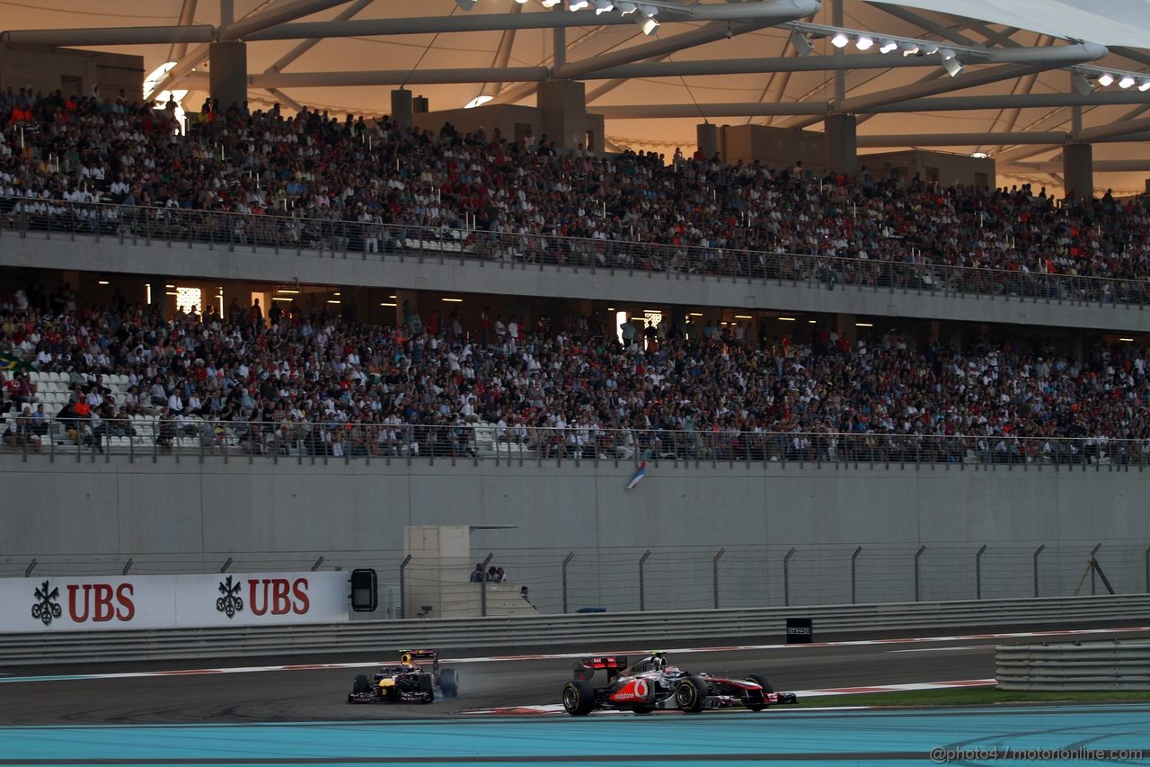 GP ABU DHABI, 13.11.2011- Gara, Jenson Button (GBR), McLaren  Mercedes, MP4-26 davanti a Mark Webber (AUS), Red Bull Racing, RB7 