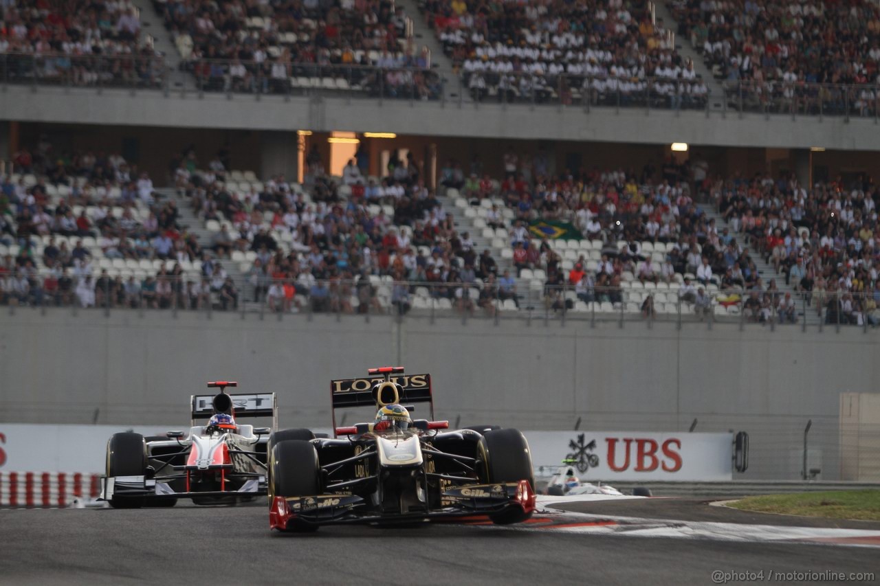 GP ABU DHABI, 13.11.2011- Gara, Bruno Senna (BRA), Lotus Renault GP R31 davanti a Daniel Ricciardo (AUS), HRT Formula One Team