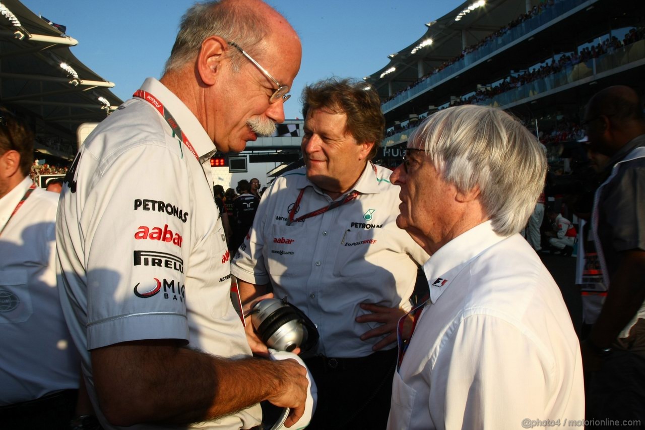 GP ABU DHABI, 13.11.2011- Gara, Dr. Dieter Zetsche, Chairman of Daimler, Norbert Haug (GER), Mercedes Motorsport chief  e Bernie Ecclestone (GBR), President e CEO of Formula One Management  