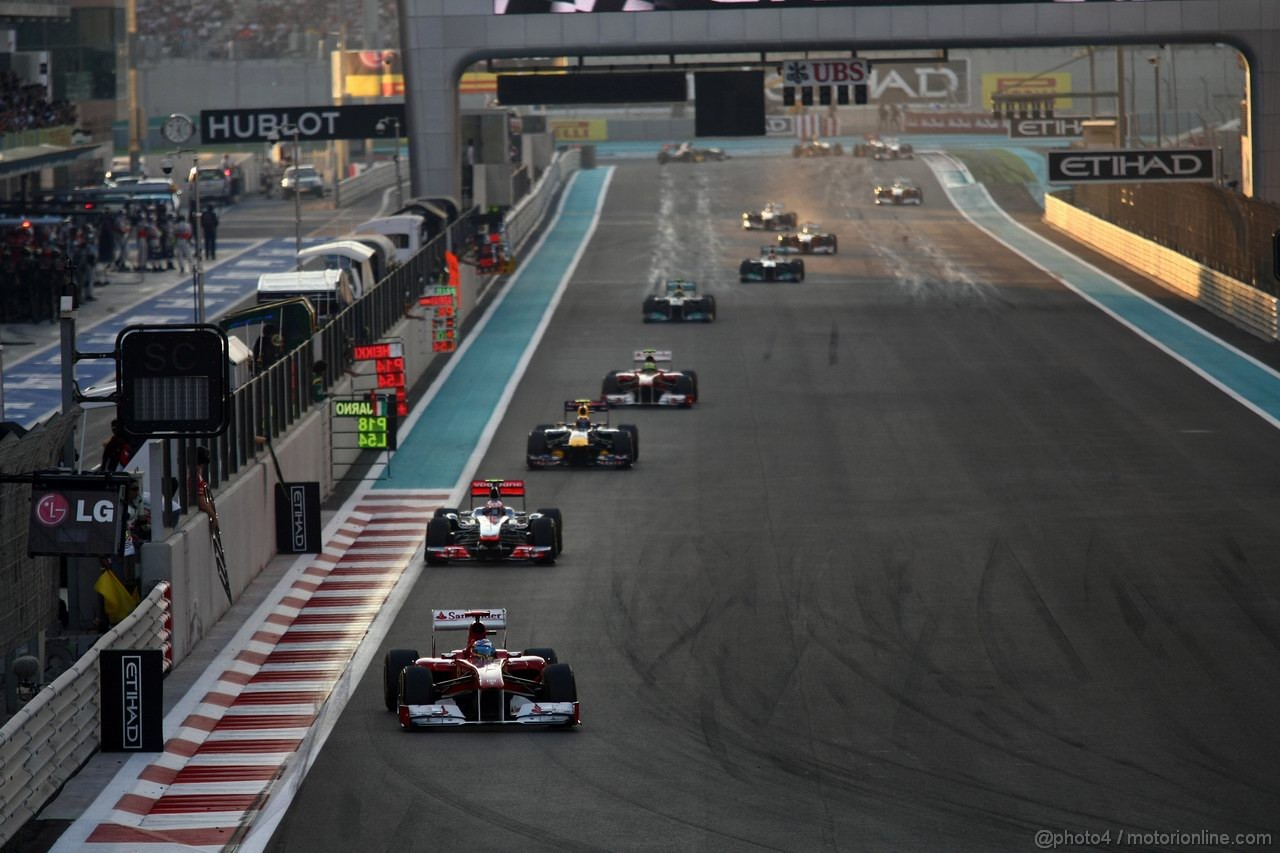 GP ABU DHABI, 13.11.2011- Gara, Fernando Alonso (ESP), Ferrari, F-150 Italia davanti a Lewis Hamilton (GBR), McLaren  Mercedes, MP4-26 