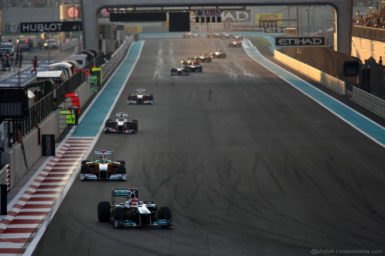 GP ABU DHABI, 13.11.2011- Gara, Michael Schumacher (GER), Mercedes GP Petronas F1 Team, MGP W02 davanti a Adrian Sutil (GER), Force India F1 Team, VJM04 