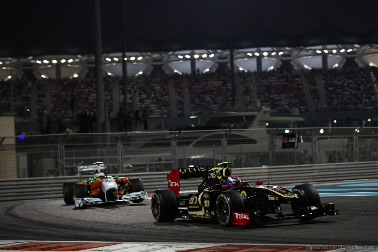 GP ABU DHABI, 13.11.2011- Gara, Vitaly Petrov (RUS), Lotus Renault GP, R31 davanti a Paul di Resta (GBR) Force India VJM04 
