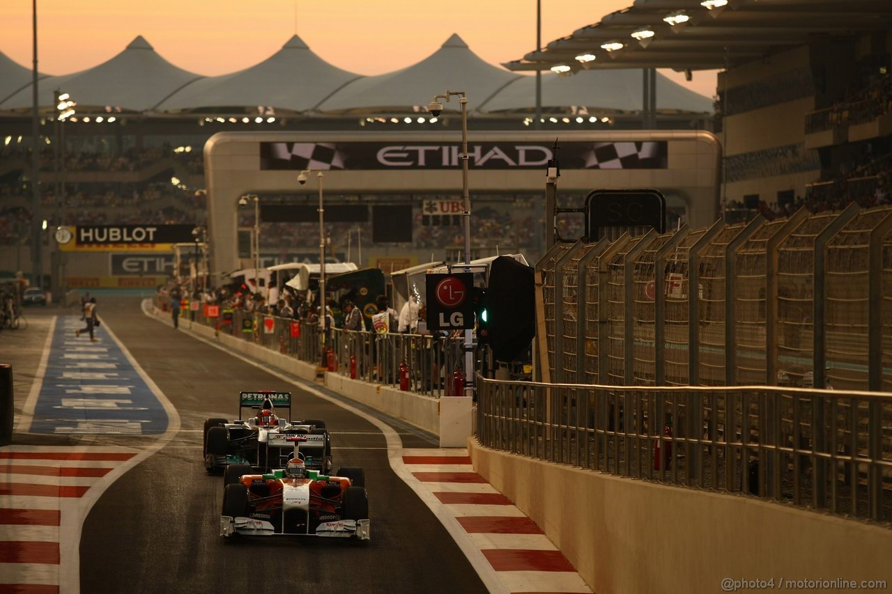 GP ABU DHABI, 13.11.2011- Gara, Adrian Sutil (GER), Force India F1 Team, VJM04 davanti a Michael Schumacher (GER), Mercedes GP Petronas F1 Team, MGP W02