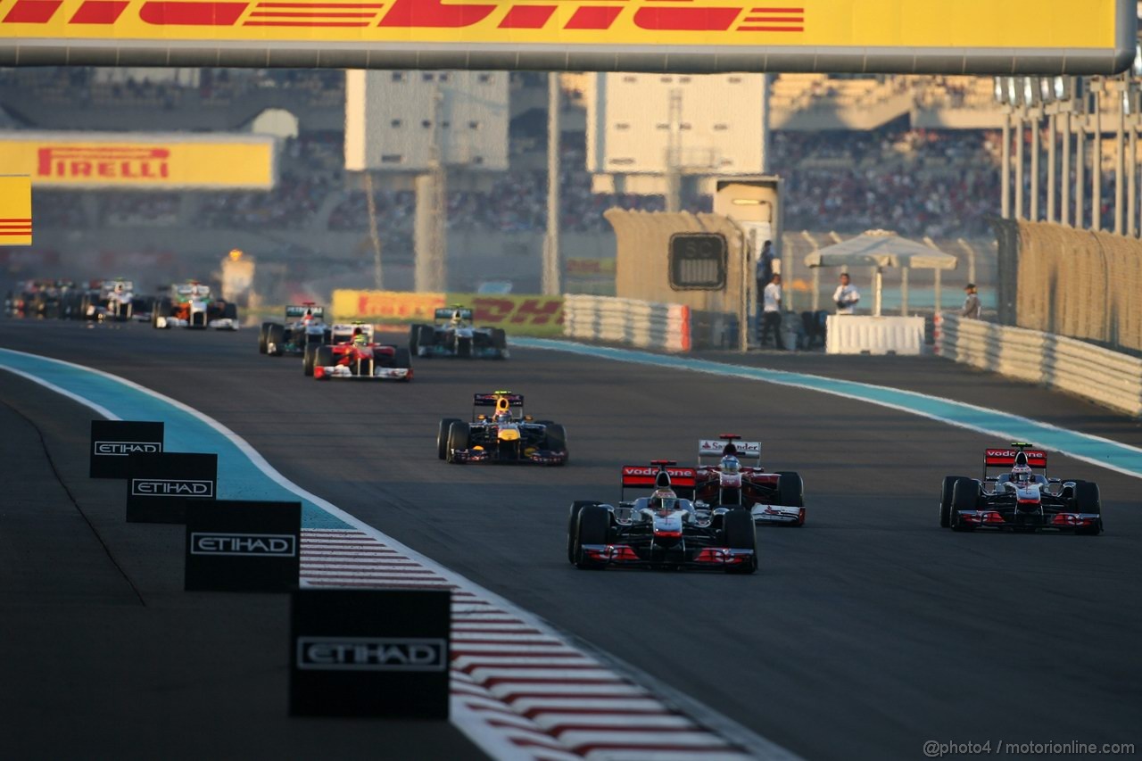 GP ABU DHABI, 13.11.2011- Gara, Lewis Hamilton (GBR), McLaren  Mercedes, MP4-26, Fernando Alonso (ESP), Ferrari, F-150 Italia e Jenson Button (GBR), McLaren  Mercedes, MP4-26 