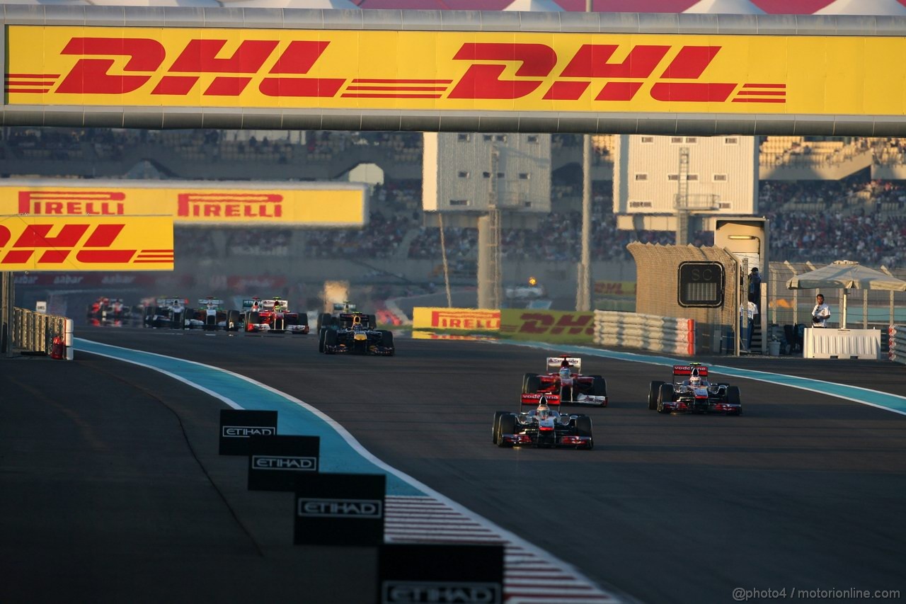 GP ABU DHABI, 13.11.2011- Gara, Lewis Hamilton (GBR), McLaren  Mercedes, MP4-26, Fernando Alonso (ESP), Ferrari, F-150 Italia e Jenson Button (GBR), McLaren  Mercedes, MP4-26 