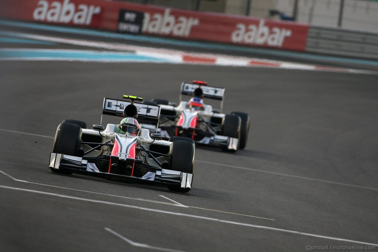 GP ABU DHABI, 13.11.2011- Gara, Vitantonio Liuzzi (ITA), HRT Formula One Team e Daniel Ricciardo (AUS), HRT Formula One Team