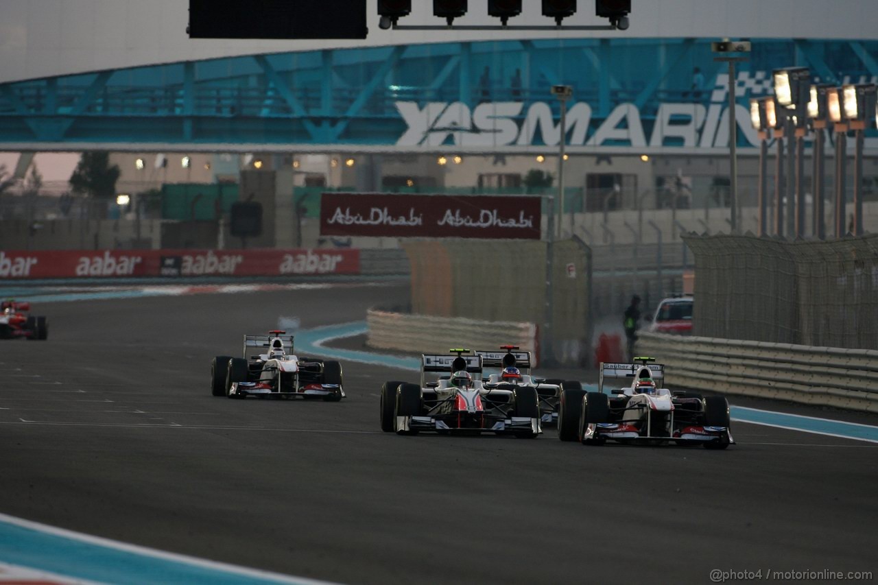 GP ABU DHABI, 13.11.2011- Gara, Vitantonio Liuzzi (ITA), HRT Formula One Team, Rubens Barrichello (BRA), Williams FW33 e Sergio Pérez (MEX), Sauber F1 Team C30