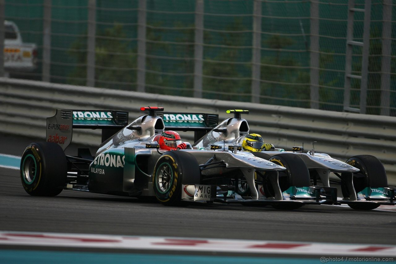 GP ABU DHABI, 13.11.2011- Gara, Michael Schumacher (GER), Mercedes GP Petronas F1 Team, MGP W02 e Nico Rosberg (GER), Mercedes GP Petronas F1 Team, MGP W02 