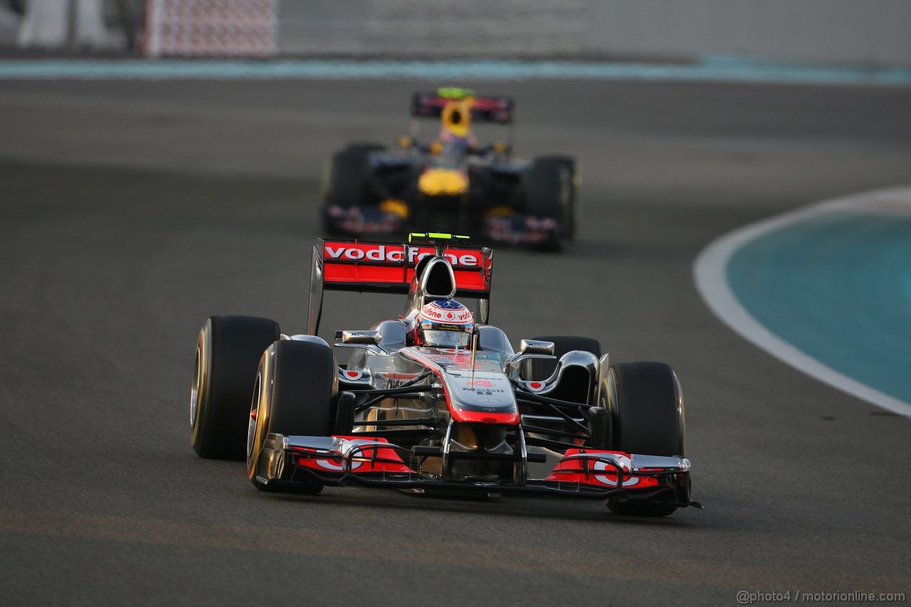 GP ABU DHABI, 13.11.2011- Gara, Jenson Button (GBR), McLaren Mercedes, MP4-26 davanti a Mark Webber (AUS), Red Bull Racing, RB7