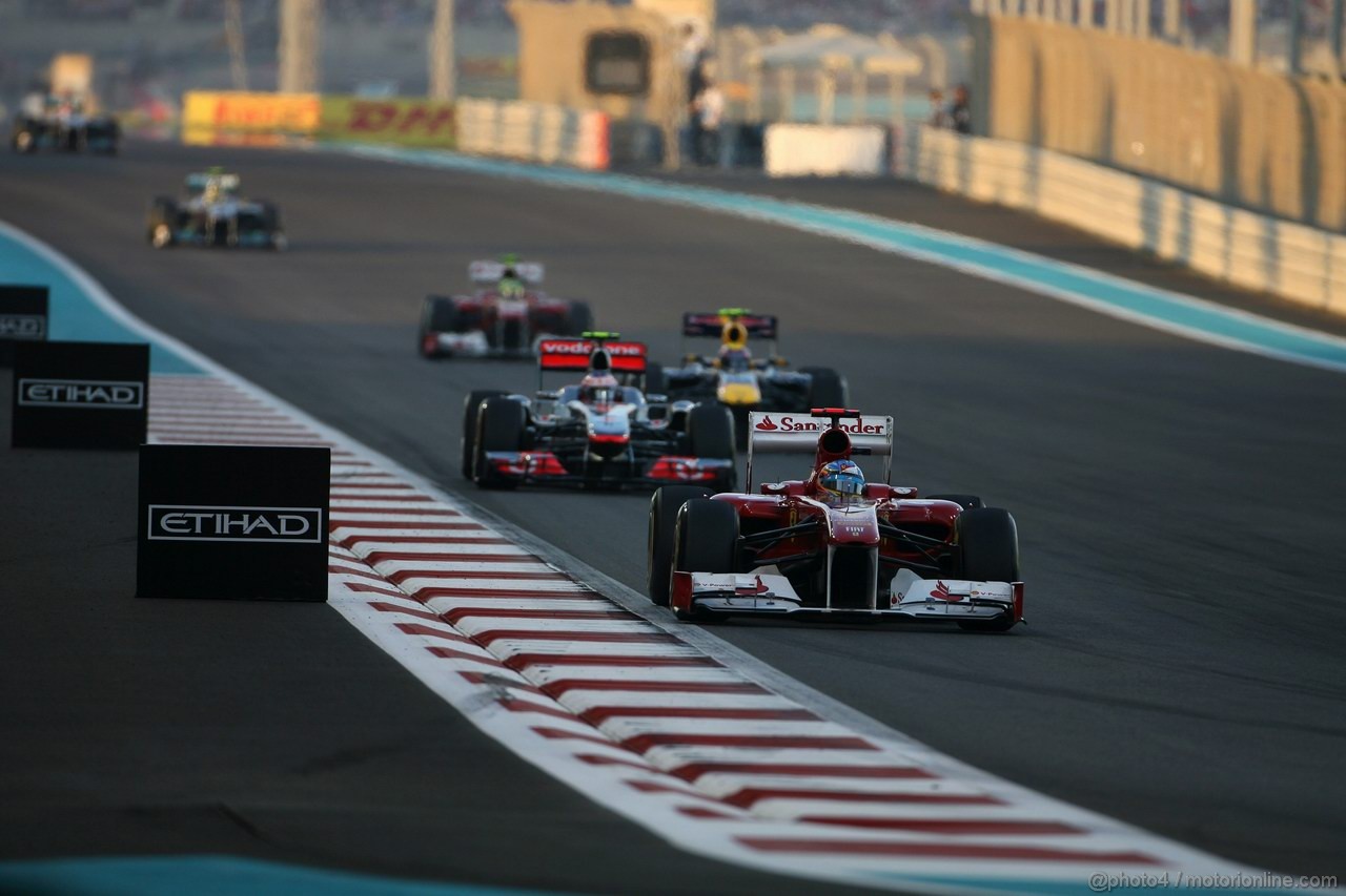 GP ABU DHABI, 13.11.2011- Gara, Fernando Alonso (ESP), Ferrari, F-150 Italia davanti a Jenson Button (GBR), McLaren Mercedes, MP4-26
