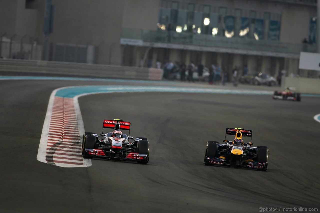 GP ABU DHABI, 13.11.2011- Gara, Jenson Button (GBR), McLaren  Mercedes, MP4-26 e Mark Webber (AUS), Red Bull Racing, RB7 