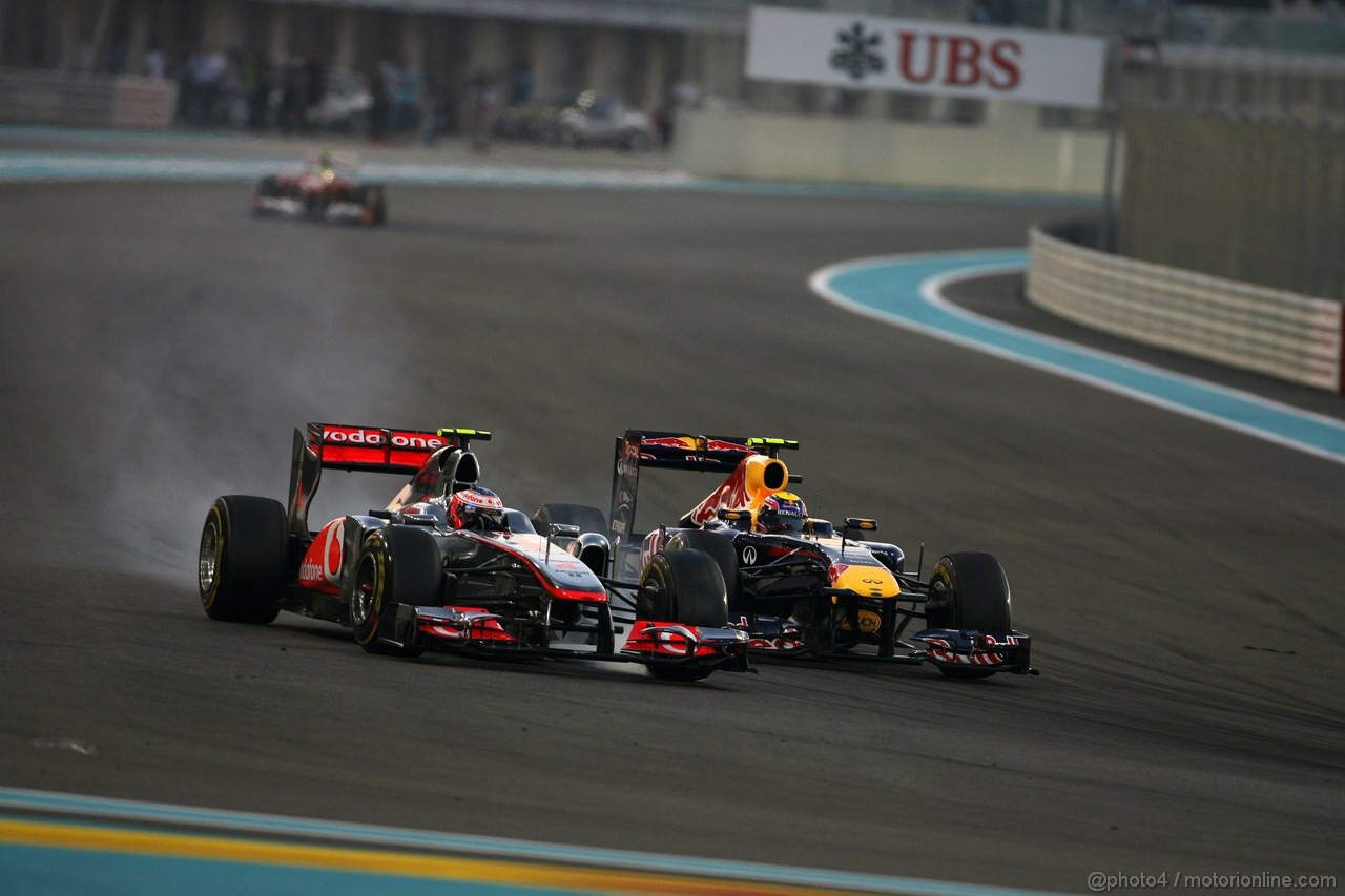 GP ABU DHABI, 13.11.2011- Gara, Jenson Button (GBR), McLaren Mercedes, MP4-26 e Mark Webber (AUS), Red Bull Racing, RB7
