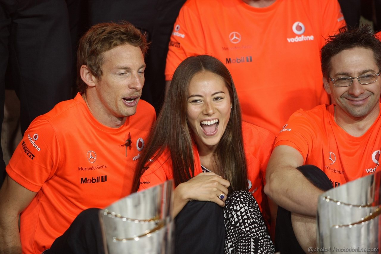 GP ABU DHABI, 13.11.2011- Festeggiamenti, Jenson Button (GBR), McLaren Mercedes, MP4-26 terzo with Domenica Jessica Michibata (GBR)