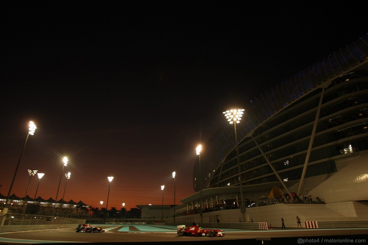 GP ABU DHABI, 13.11.2011- Gara, Felipe Massa (BRA), Ferrari, F-150 Italia e Mark Webber (AUS), Red Bull Racing, RB7 