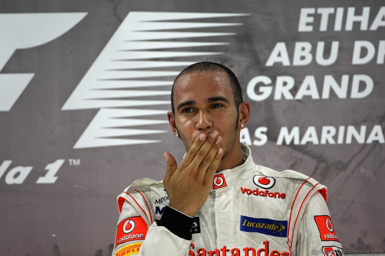 GP ABU DHABI, 13.11.2011- Gara, Lewis Hamilton (GBR), McLaren Mercedes, MP4-26 vincitore