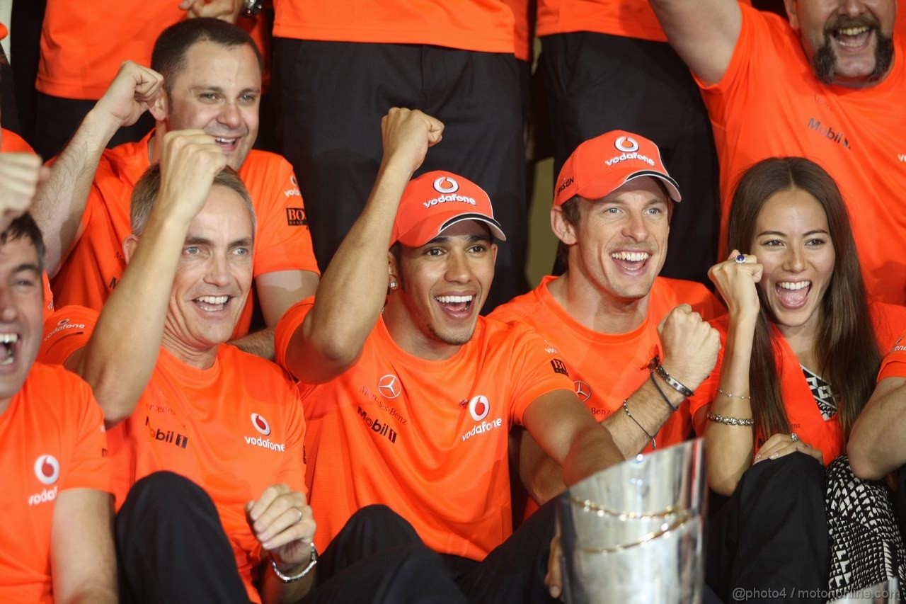 GP ABU DHABI, 13.11.2011- Festeggiamenti, Martin Whitmarsh (GBR), Chief Executive Officer Mclaren, Lewis Hamilton (GBR), McLaren  Mercedes, MP4-26 vincitore, Jenson Button (GBR), McLaren  Mercedes, MP4-26 terzo e Domenica Jessica Michibata (GBR)