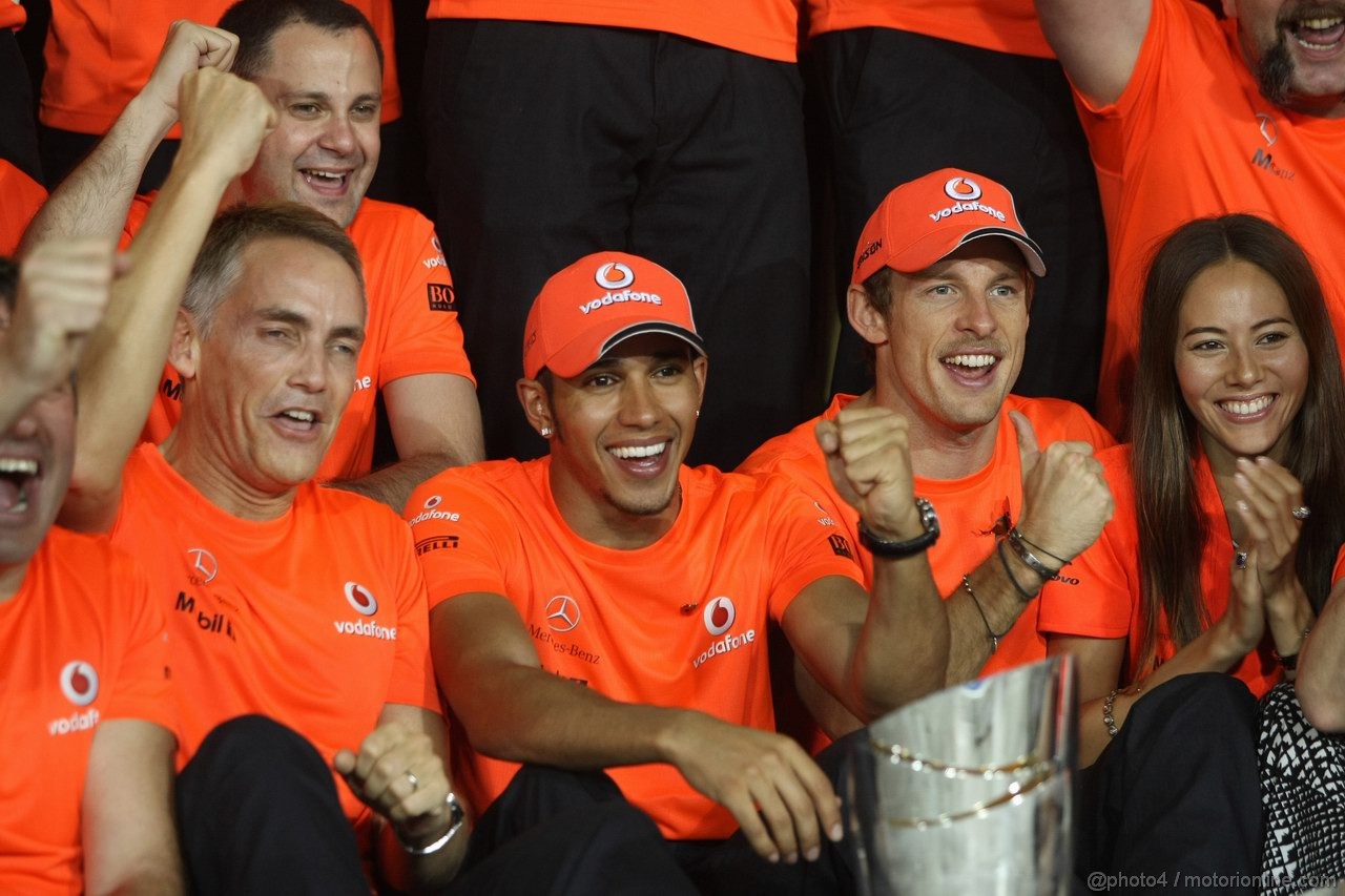 GP ABU DHABI, 13.11.2011- Festeggiamenti, Martin Whitmarsh (GBR), Chief Executive Officer Mclaren, Lewis Hamilton (GBR), McLaren Mercedes, MP4-26 vincitore, Jenson Button (GBR), McLaren Mercedes, MP4-26 terzo e Domenica Jessica Michibata (GBR)