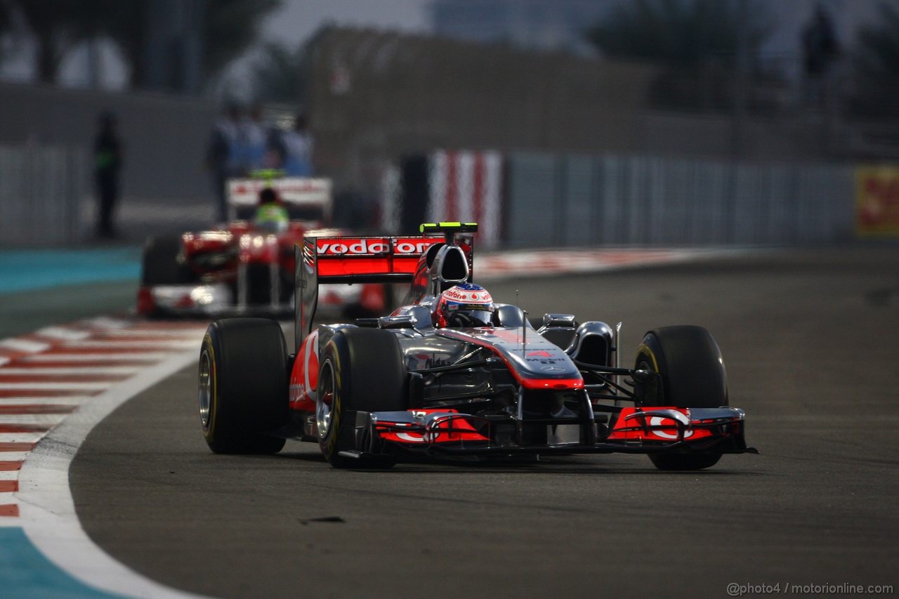 GP ABU DHABI, 13.11.2011- Gara, Jenson Button (GBR), McLaren Mercedes, MP4-26 davanti a Felipe Massa (BRA), Ferrari, F-150 Italia