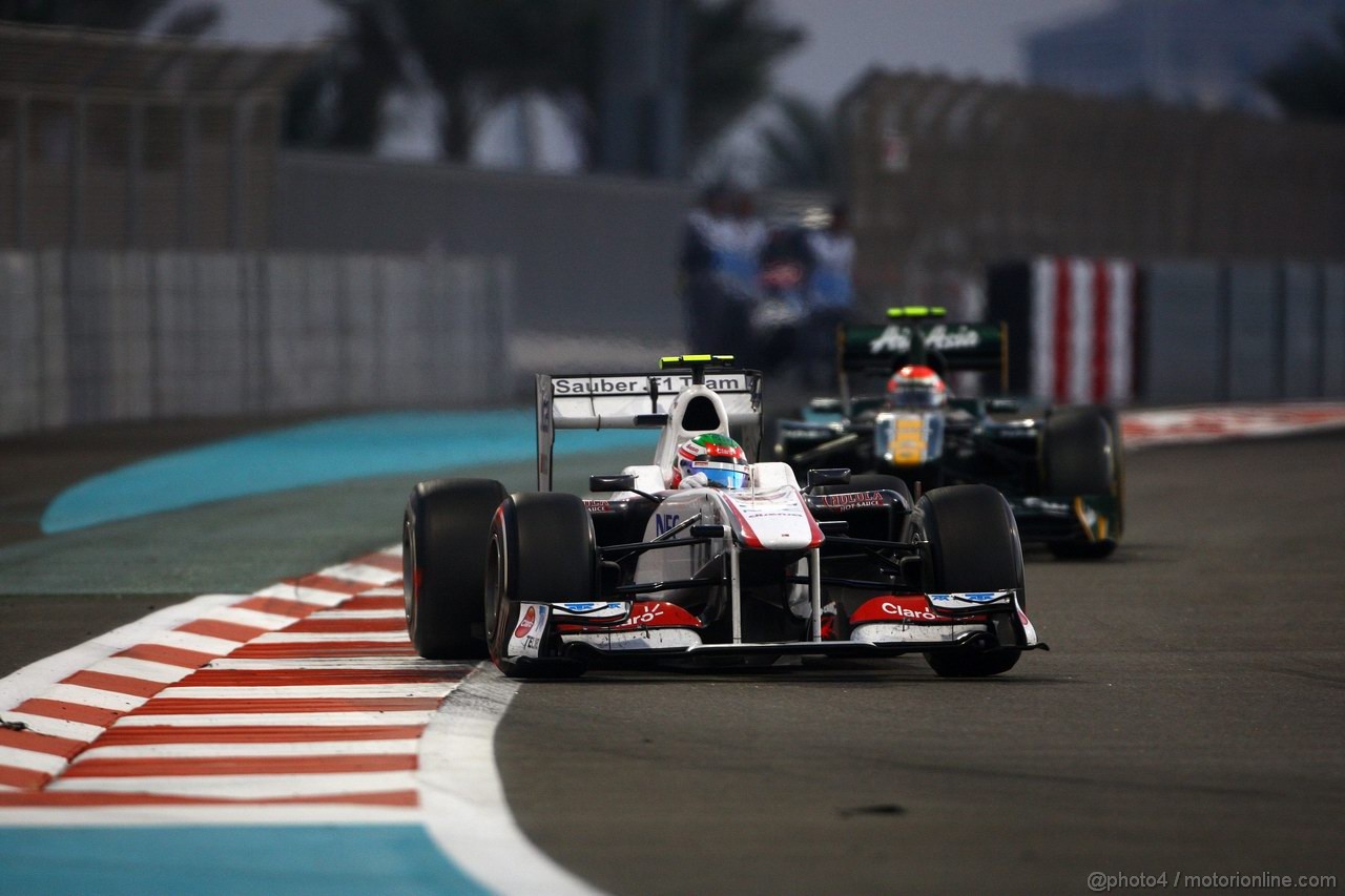 GP ABU DHABI, 13.11.2011- Gara, Sergio Pérez (MEX), Sauber F1 Team C30 davanti a Jarno Trulli (ITA), Team Lotus, TL11