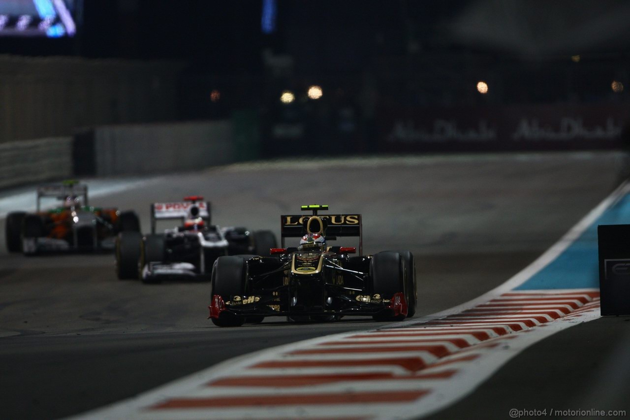GP ABU DHABI, 13.11.2011- Gara, Vitaly Petrov (RUS), Lotus Renault GP, R31 davanti a Rubens Barrichello (BRA), Williams FW33