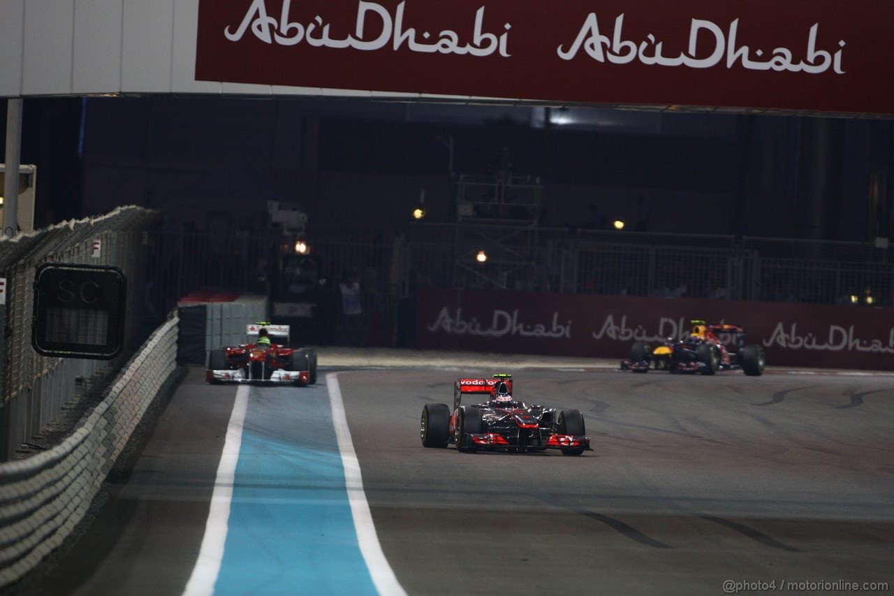 GP ABU DHABI, 13.11.2011- Gara, Jenson Button (GBR), McLaren Mercedes, MP4-26 davanti a Felipe Massa (BRA), Ferrari, F-150 Italia