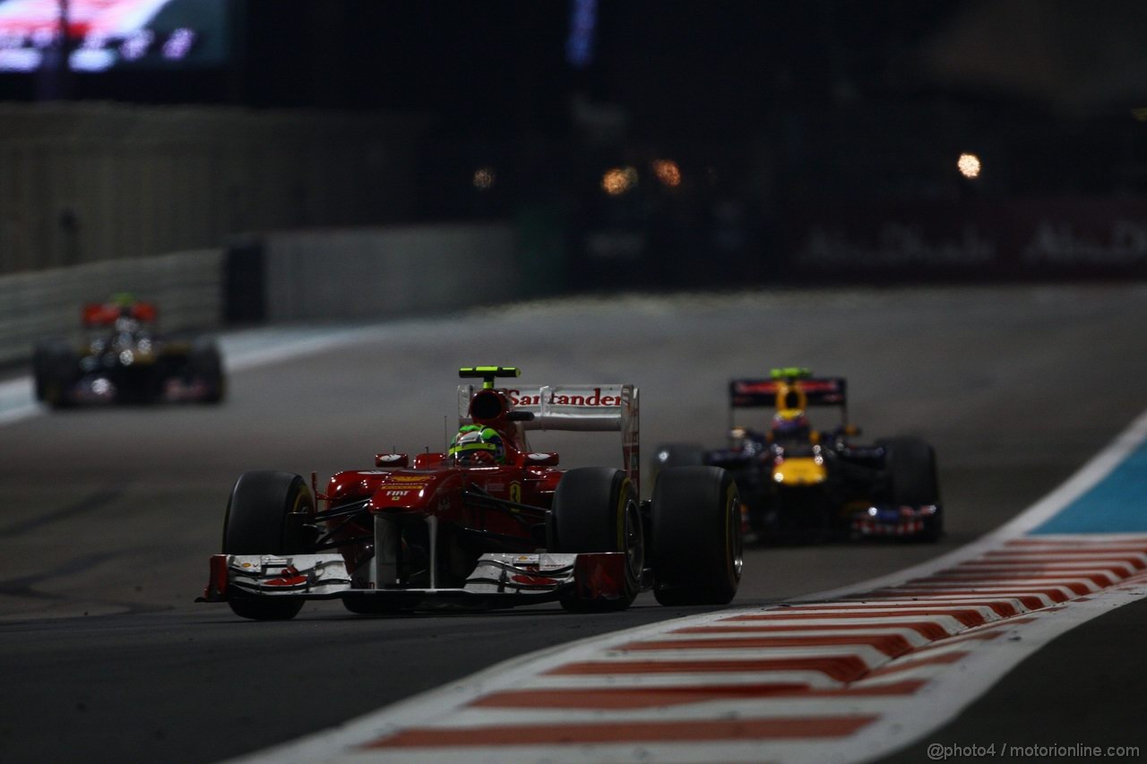GP ABU DHABI, 13.11.2011- Gara, Felipe Massa (BRA), Ferrari, F-150 Italia davanti a Mark Webber (AUS), Red Bull Racing, RB7 