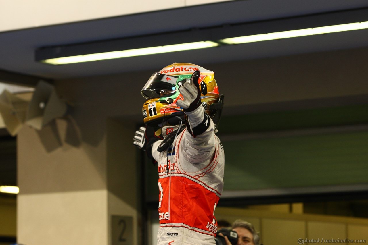 GP ABU DHABI, 13.11.2011- Gara, Lewis Hamilton (GBR), McLaren Mercedes, MP4-26 vincitore