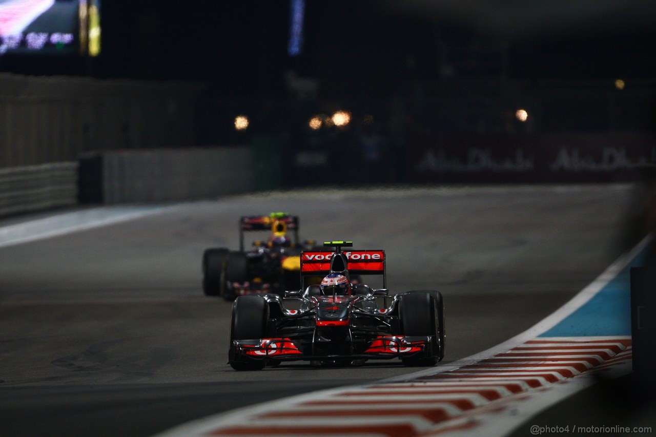 GP ABU DHABI, 13.11.2011- Gara, Jenson Button (GBR), McLaren Mercedes, MP4-26 davanti a Mark Webber (AUS), Red Bull Racing, RB7