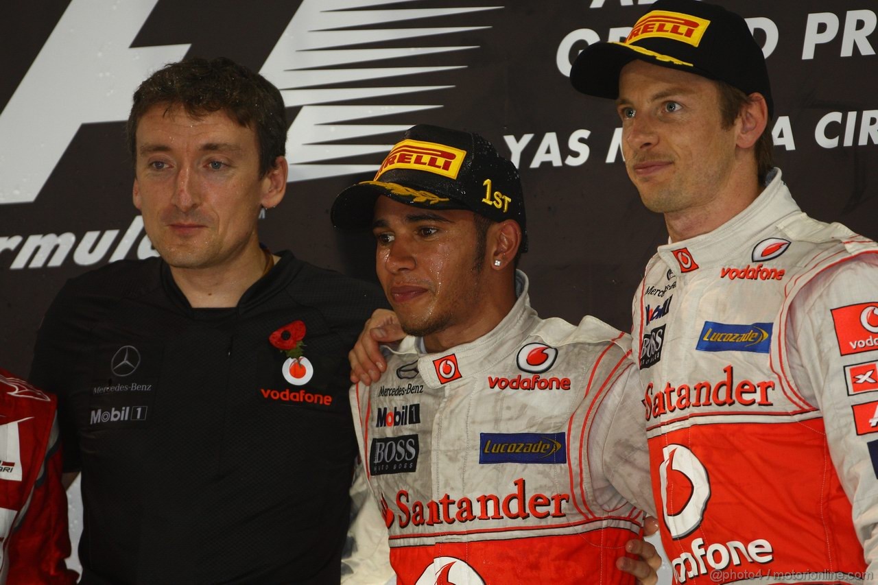 GP ABU DHABI, 13.11.2011- Gara, Lewis Hamilton (GBR), McLaren  Mercedes, MP4-26 vincitore e Jenson Button (GBR), McLaren  Mercedes, MP4-26 terzo 