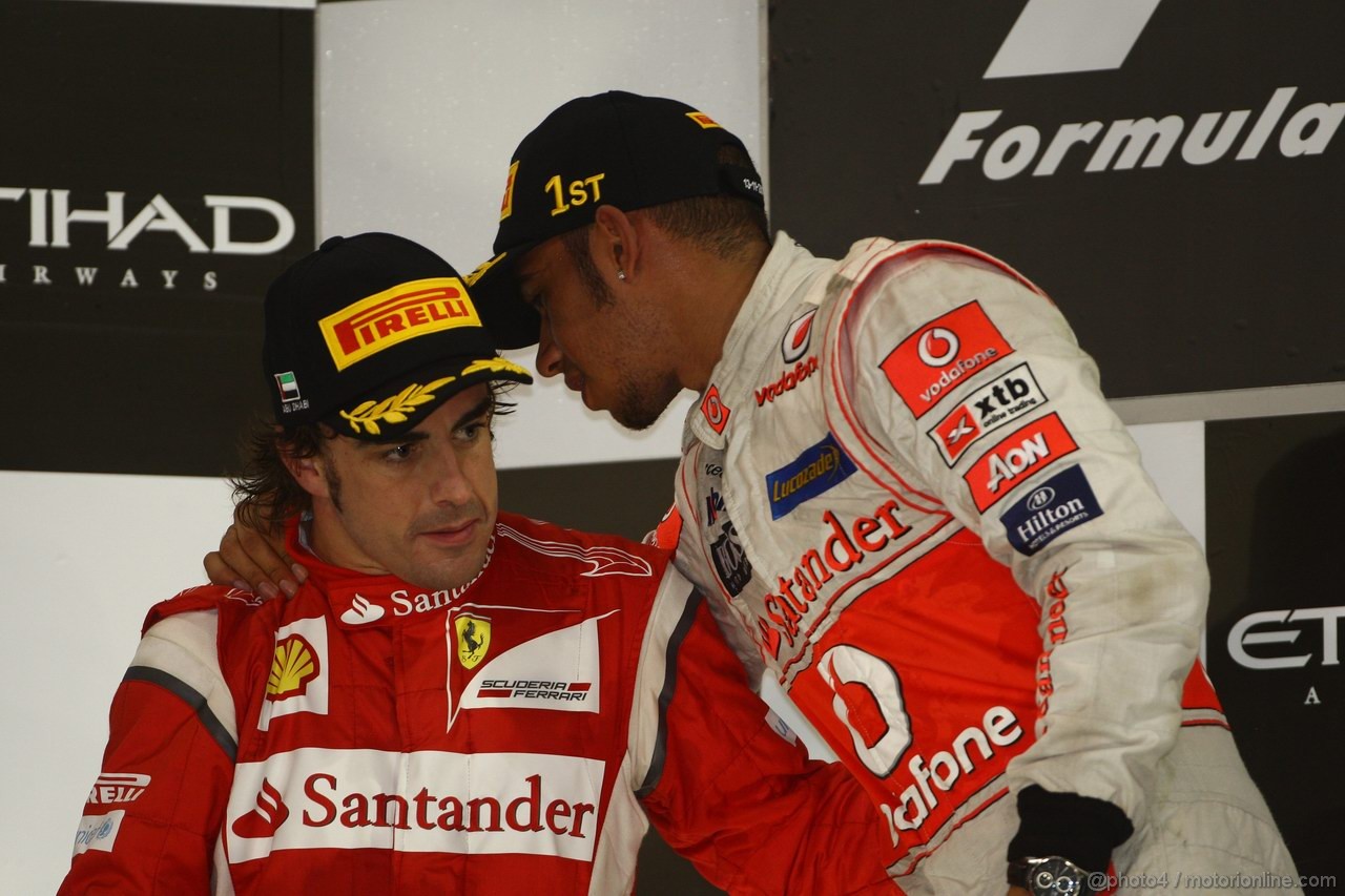 GP ABU DHABI, 13.11.2011- Gara, Fernando Alonso (ESP), Ferrari, F-150 Italia secondo e Lewis Hamilton (GBR), McLaren  Mercedes, MP4-26 vincitore 