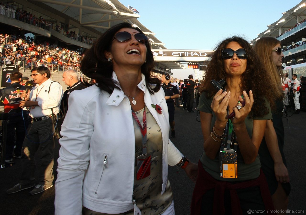 GP ABU DHABI, 13.11.2011- Gara, Fabiana Flosi (BRA), girlfriend of Bernie Ecclestone e Afef Jnifen (TUN), wife of Marco Tronchetti Provera (ITA), Pirelli's President 