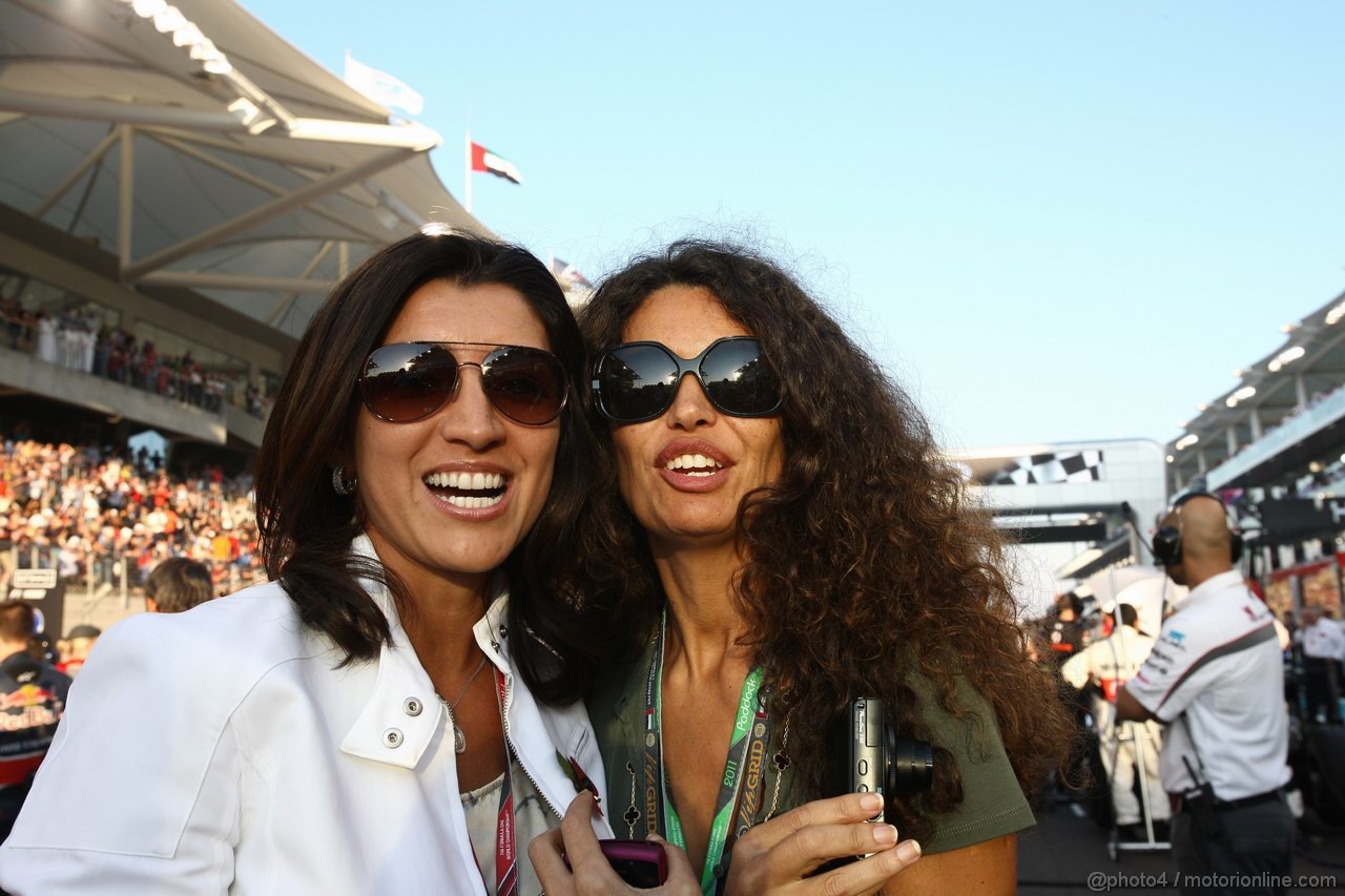 GP ABU DHABI, 13.11.2011- Gara, Fabiana Flosi (BRA), girlfriend of Bernie Ecclestone e Afef Jnifen (TUN), wife of Marco Tronchetti Provera (ITA), Pirelli's President