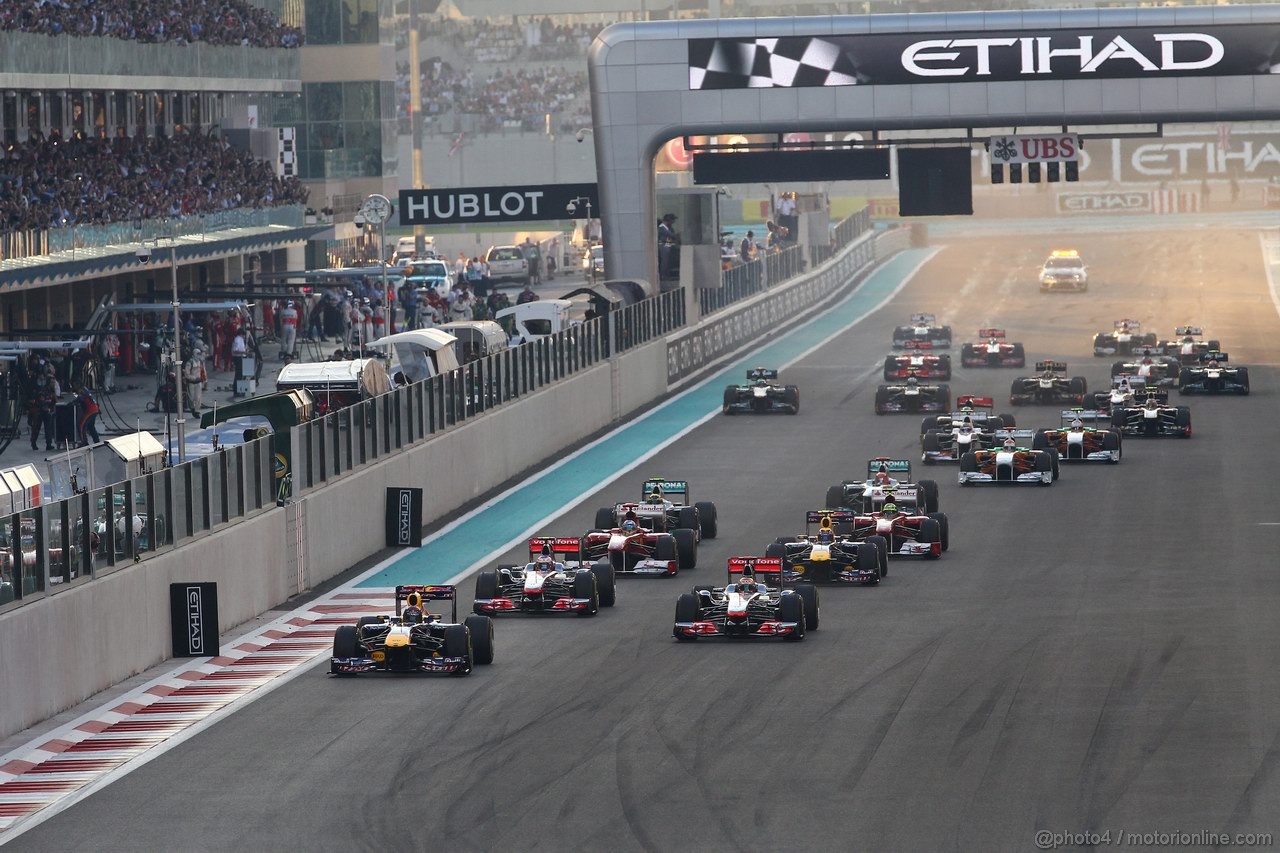 GP ABU DHABI, 13.11.2011- Gara, Start of the race 