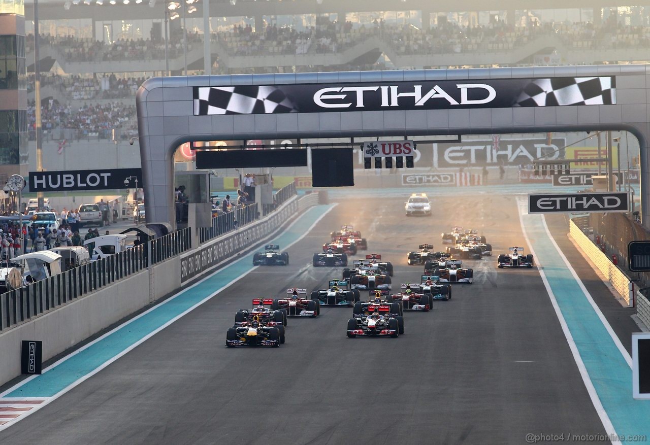 GP ABU DHABI, 13.11.2011- Gara, Start of the race 