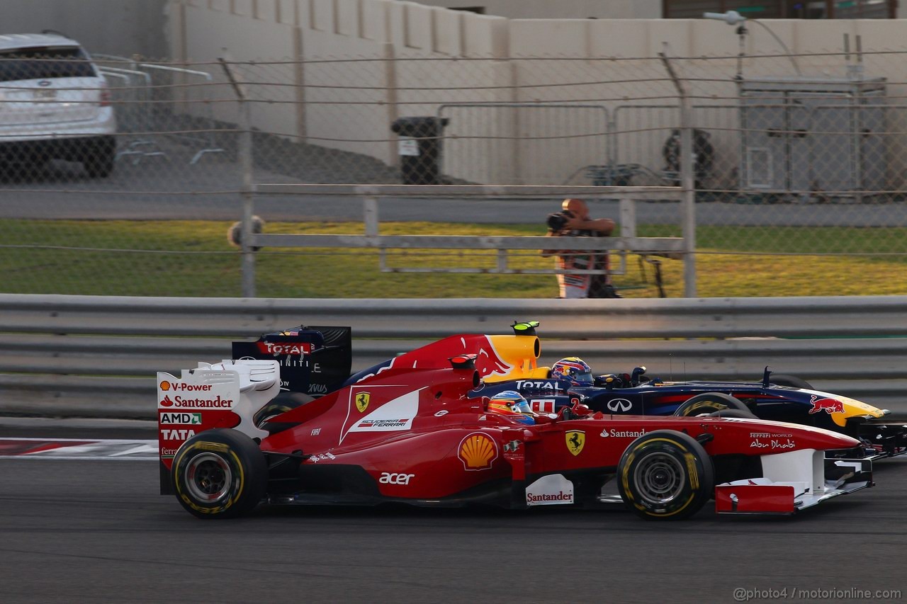 GP ABU DHABI, 13.11.2011- Gara, Fernando Alonso (ESP), Ferrari, F-150 Italia e Mark Webber (AUS), Red Bull Racing, RB7 