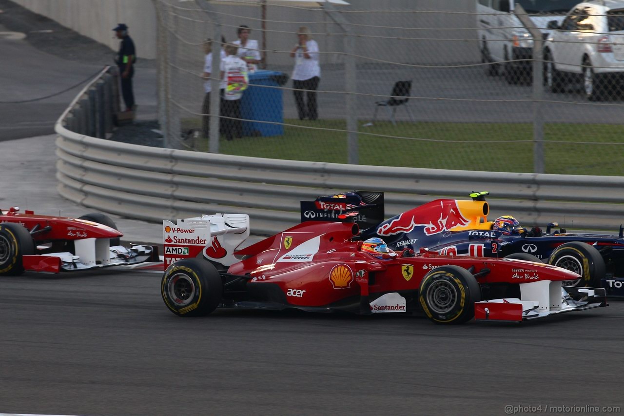 GP ABU DHABI, 13.11.2011- Gara, Fernando Alonso (ESP), Ferrari, F-150 Italia e Mark Webber (AUS), Red Bull Racing, RB7 