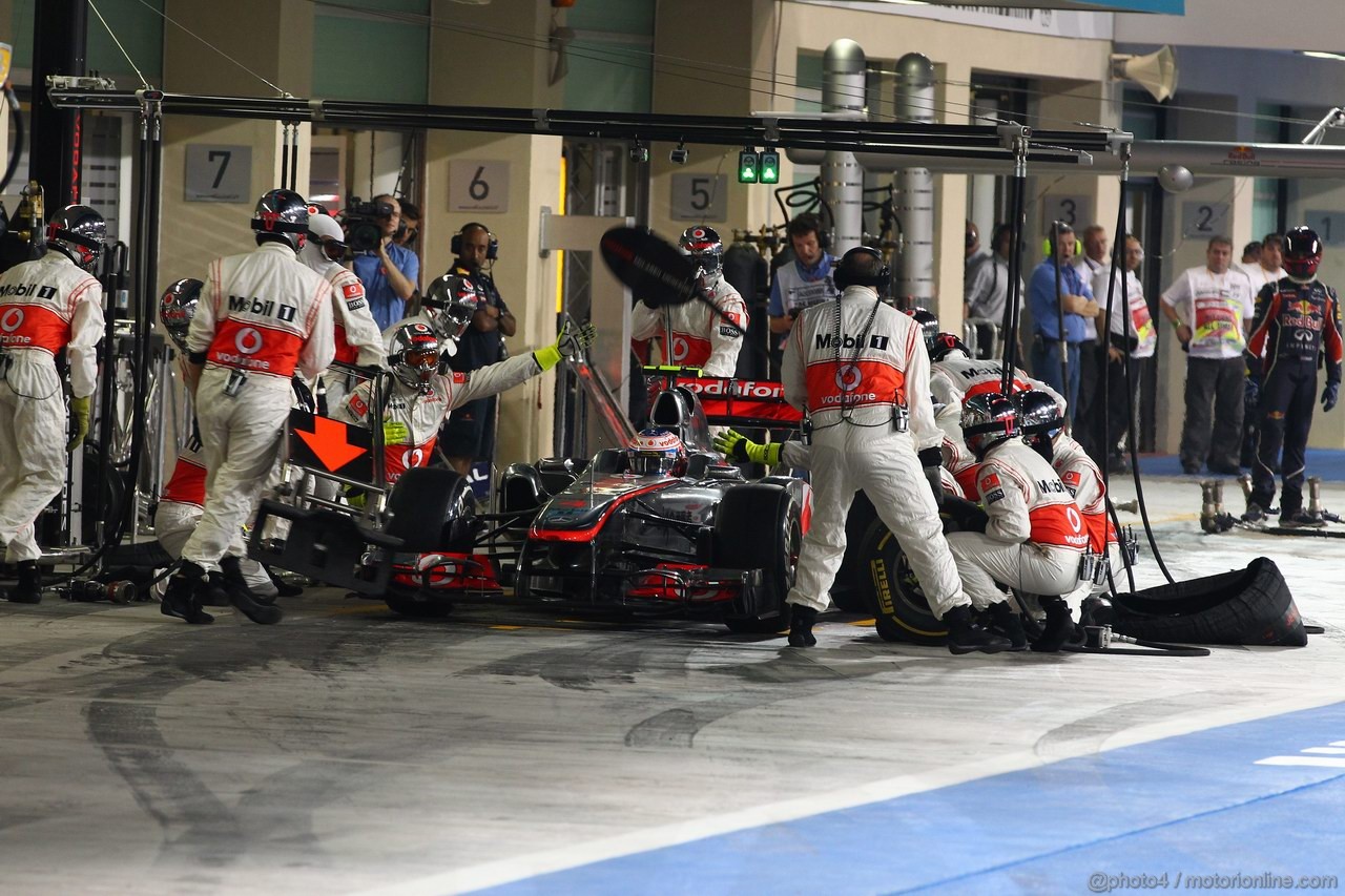 GP ABU DHABI, 13.11.2011- Gara, Pit Stop, Jenson Button (GBR), McLaren Mercedes, MP4-26