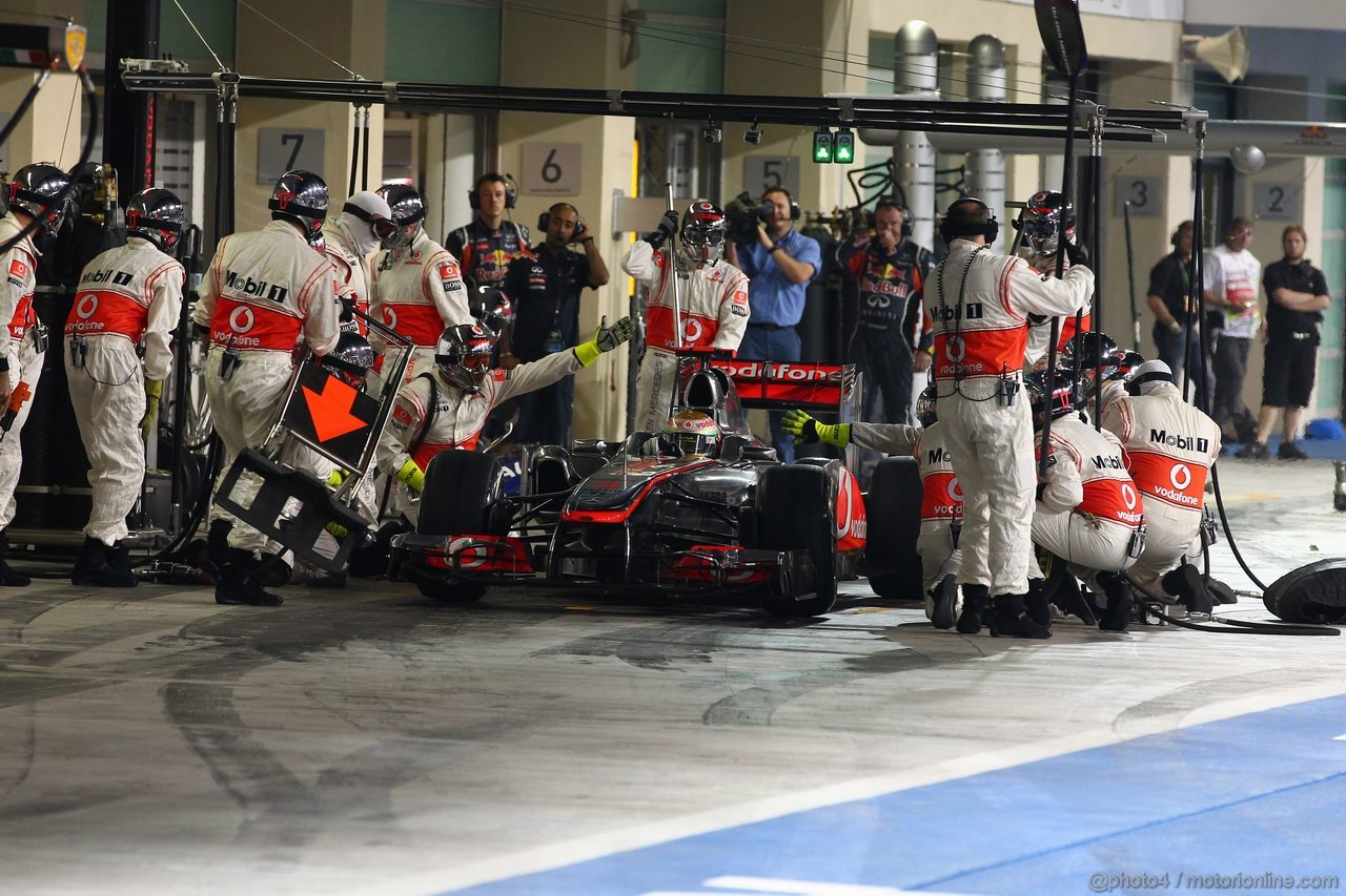 GP ABU DHABI, 13.11.2011- Gara, Pit Stop, Lewis Hamilton (GBR), McLaren  Mercedes, MP4-26 