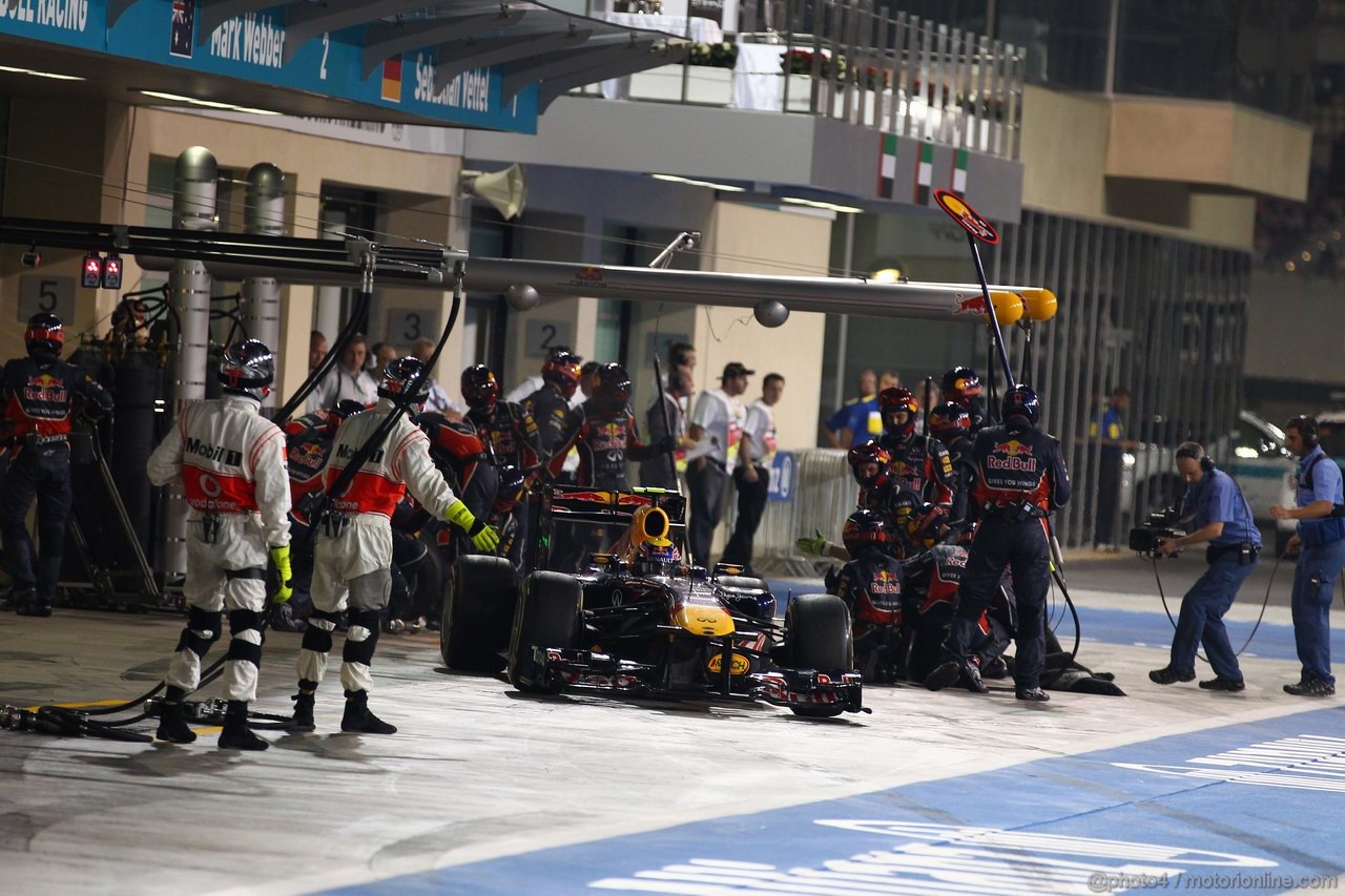 GP ABU DHABI, 13.11.2011- Gara, Pit Stop, Mark Webber (AUS), Red Bull Racing, RB7