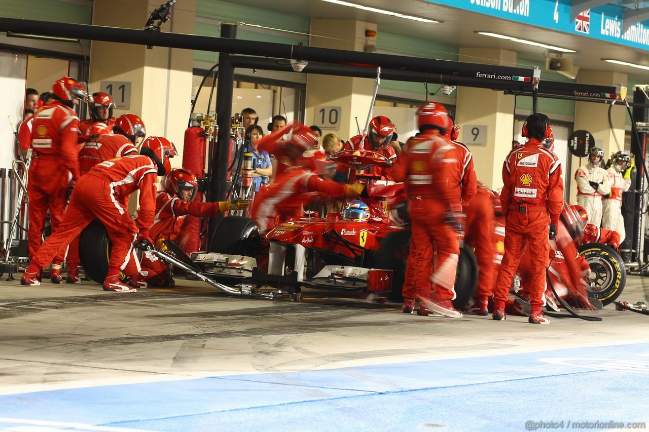 GP ABU DHABI, 13.11.2011- Gara, Pit Stop, Fernando Alonso (ESP), Ferrari, F-150 Italia 