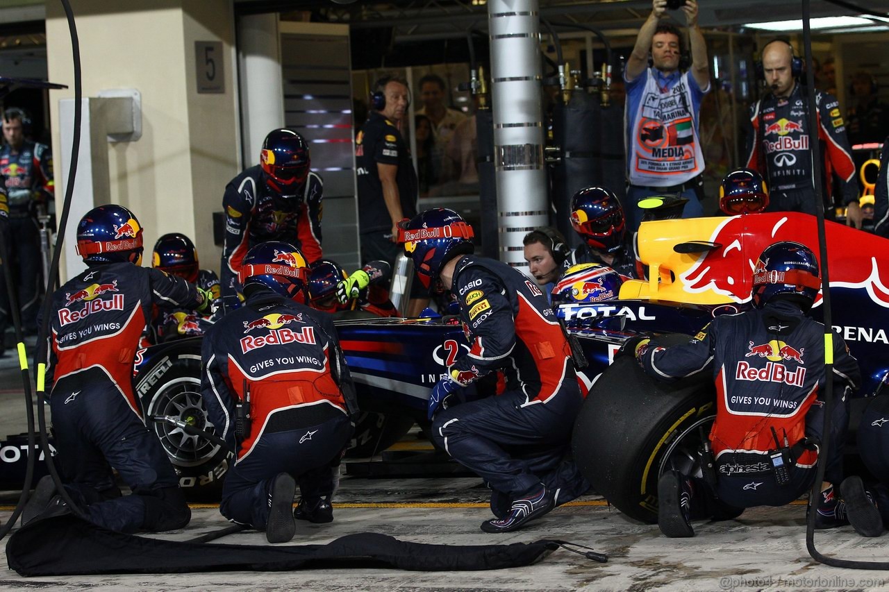 GP ABU DHABI, 13.11.2011- Gara, Pit Stop, Mark Webber (AUS), Red Bull Racing, RB7