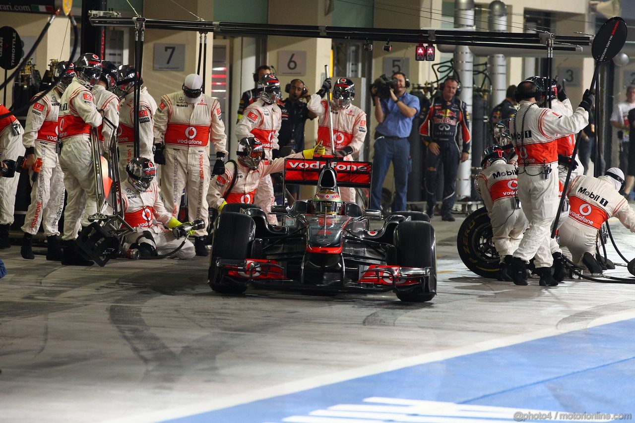 GP ABU DHABI, 13.11.2011- Gara, Pit Stop, Lewis Hamilton (GBR), McLaren Mercedes, MP4-26