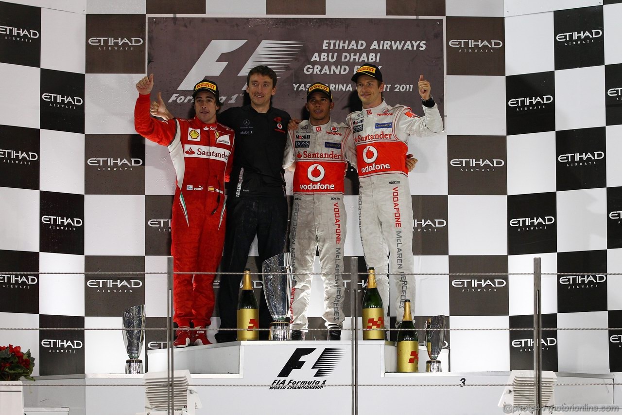 GP ABU DHABI, 13.11.2011- Gara, Lewis Hamilton (GBR), McLaren Mercedes, MP4-26 vincitore, Fernando Alonso (ESP), Ferrari, F-150 Italia secondo e Jenson Button (GBR), McLaren Mercedes, MP4-26 terzo