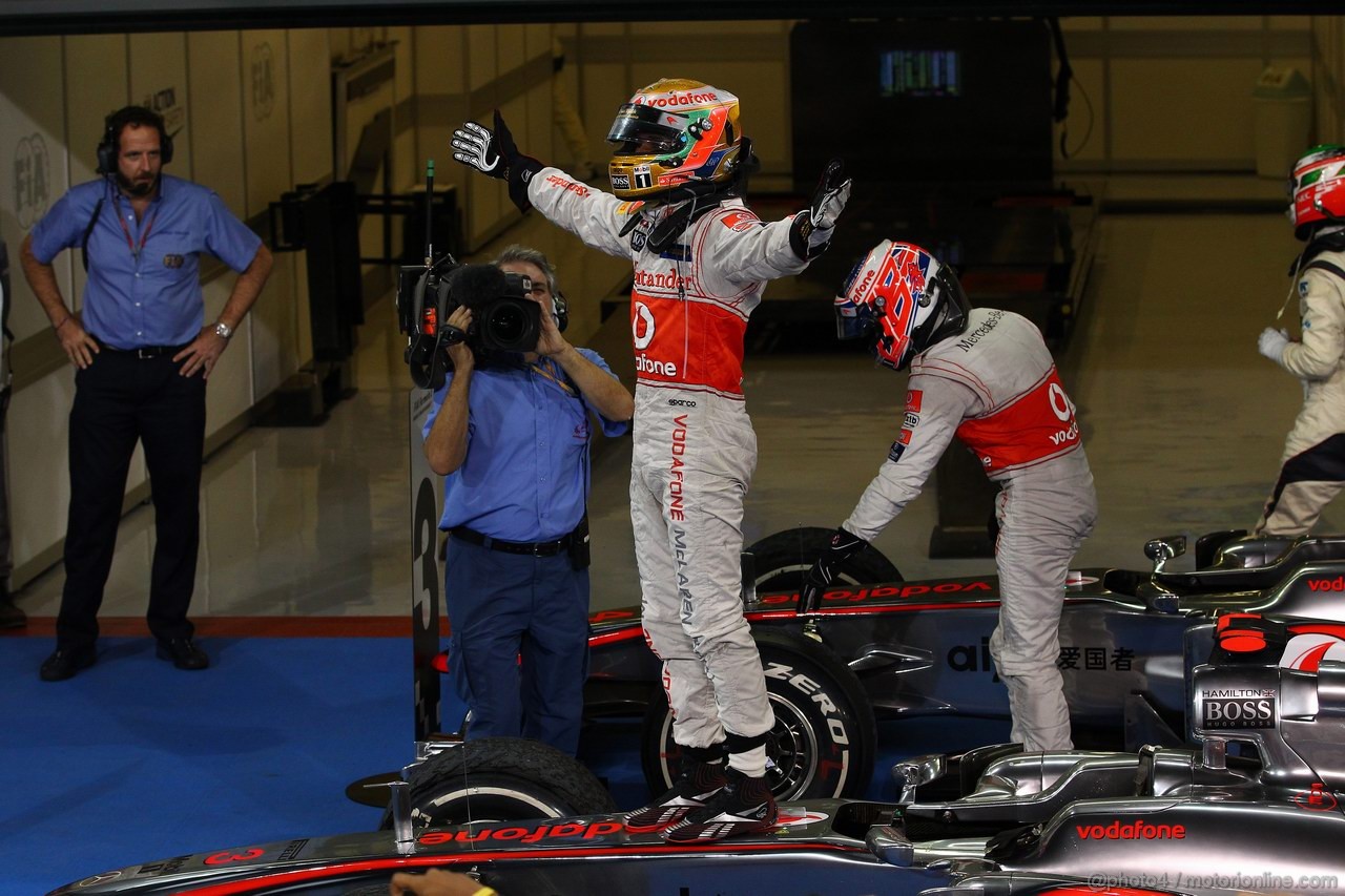 GP ABU DHABI, 13.11.2011- Gara, Lewis Hamilton (GBR), McLaren  Mercedes, MP4-26 vincitore e Jenson Button (GBR), McLaren  Mercedes, MP4-26 terzo 